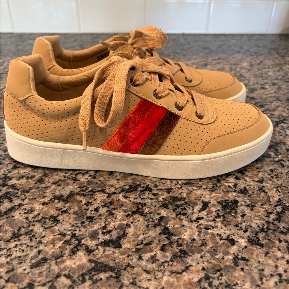 Revitalign Belmont Stripe Orthotic Sneakers Women’s 9B Tan Velvet Trim